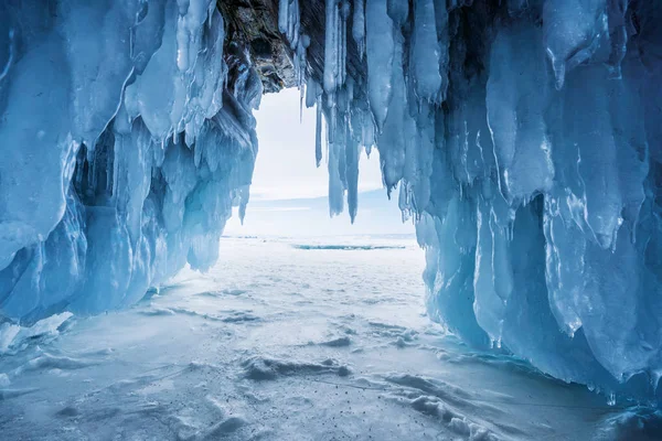 Paisagem Inverno Caverna Gelo Congelada Com Luz Solar Brilhante Saída — Fotografia de Stock