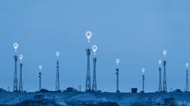 Tepede yer sinyal işareti ile iletişim direkleri