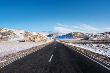 Kırsal kış güzel rodeside manzaralı açık boş yol