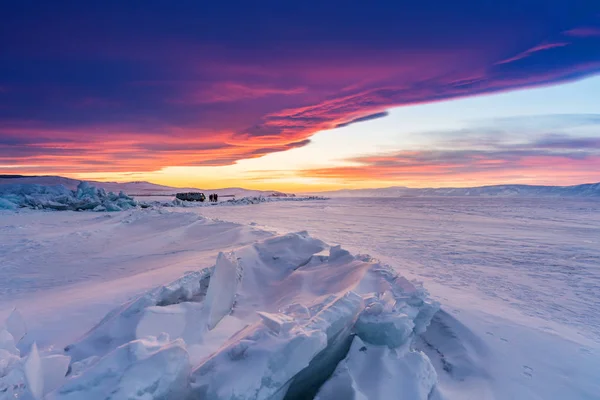 Paesaggio Invernale Tramonto Lago Ghiacciato Incrinato Coperto Neve Lago Baikal — Foto Stock