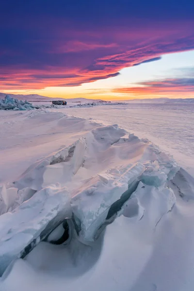 Winterlandschaft Bei Sonnenuntergang Zugefrorener Schneebedeckter See Baikalsee Russland Mit Schönem — Stockfoto