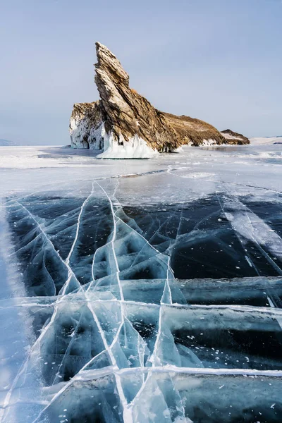 Χειμωνιάτικο Τοπίο Ραγισμένα Λόγου Παγωμένη Λίμνη Βαϊκάλη Όμορφο Ορεινό Νησί — Φωτογραφία Αρχείου