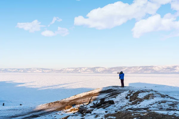 겨울에 바이칼 러시아에서 절벽에 여행자 — 스톡 사진