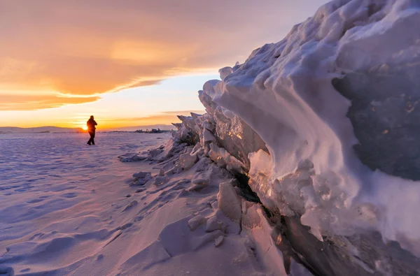 Взимку Захід Сонця Потріскана Лід Озера Покриті Sunset Снігу Озеро — стокове фото