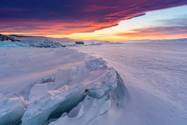 Winterlandschaft Bei Sonnenuntergang Zugefrorener Schneebedeckter See Baikalsee Russland Mit Schönem — Stockfoto