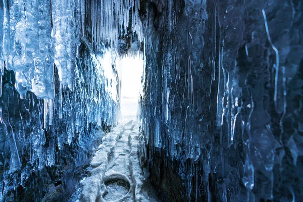 Paisaje Invierno Cueva Hielo Congelado Con Luz Solar Brillante Desde — Foto de Stock