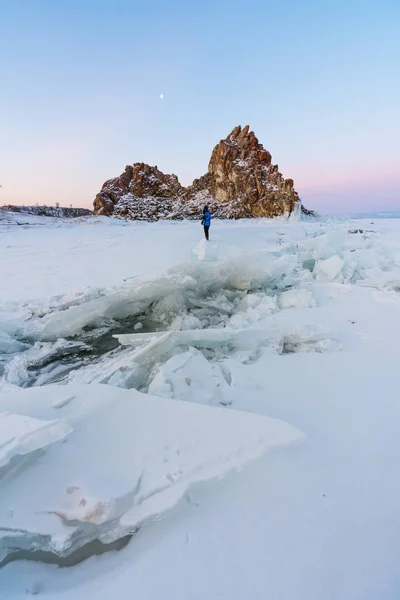 冬天的风景 冰冻的湖泊被冰雪覆盖 冰冻的贝加尔湖在冬天 俄罗斯 — 图库照片