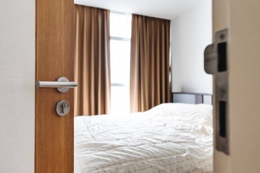 Yakın çekim kapı açıldı, yatak odasına parlak güneş ışığı ile penceresinden sabah girme