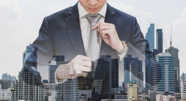 Boyun kravat modern binalar ile Bangkok şehir arka planda tutan çift pozlama işadamı