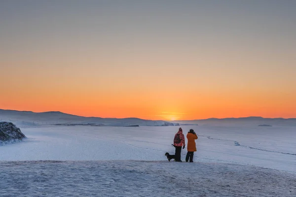 Взимку Пару Собакою Насолоджуючись Красивою Панорамою Заходу Сонця Огляд Визначних — стокове фото