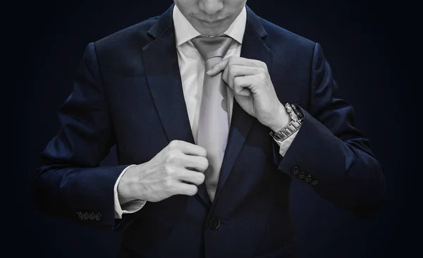 Empresario Traje Azul Oscuro Atando Corbata Gris Sobre Fondo Azul — Foto de Stock