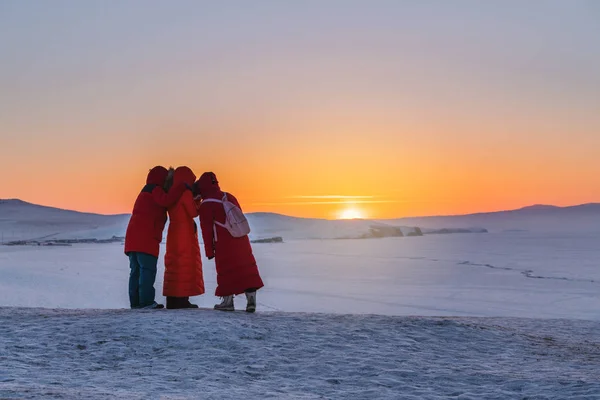 Três Turistas Tomando Selfie Pôr Sol Lago Congelado Baikal Sibéria — Fotografia de Stock