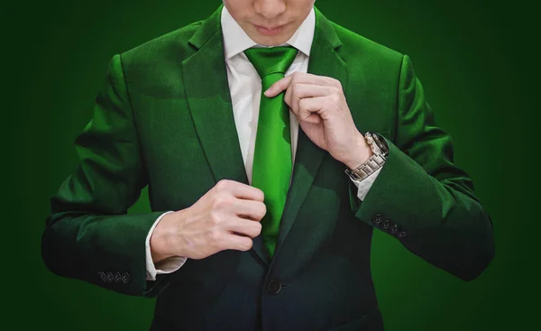 Geschäftsmann Grünen Anzug Bindet Grüne Krawatte — Stockfoto