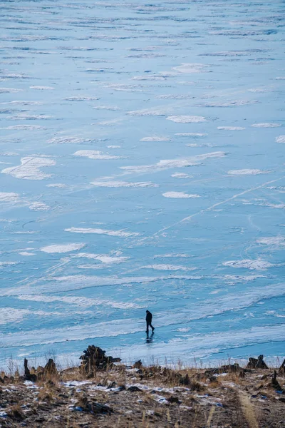 Homem Caminhando Lago Congelado Baikal Sibéria Rússia Viajar Inverno — Fotografia de Stock