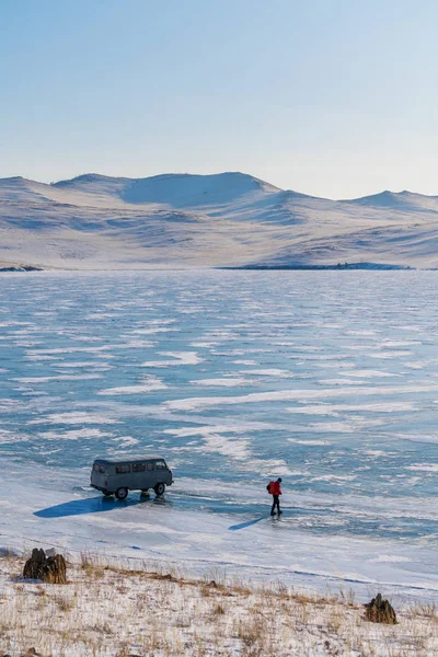 Destino Viagem Sibéria Rússia Homem Com Carro Lago Congelado Baikal — Fotografia de Stock