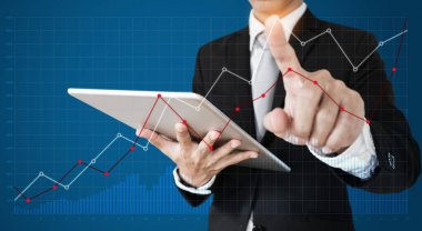Dijital tablet kullanma ve grafik diyagramı üzerinde parmak işaret iş adamı. Hatta kesme noktası, iş büyüme, yatırım ve Finans kavramı