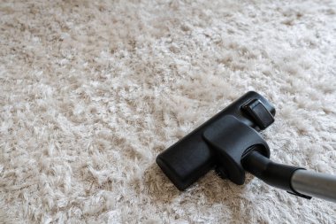 Beyaz halı, elektrikli süpürge toz ve ayağımızı oturma odasında halı temizleme yıkama