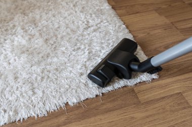 Beyaz halı, elektrikli süpürge toz ve ayağımızı oturma odasında halı temizleme yıkama