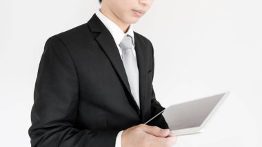 İşadamı dijital tablet, beyaz arka plan üzerinde kullanma