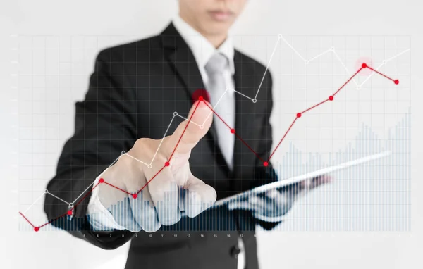 Dijital tablet kullanma ve grafik diyagramı üzerinde parmak işaret iş adamı. Hatta kesme noktası, iş büyüme, yatırım ve Finans kavramı
