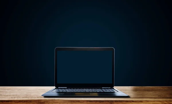 Počítač Notebook Prázdné Modrá Obrazovka Dřevěné Desce Tmavě Modrém Pozadí — Stock fotografie