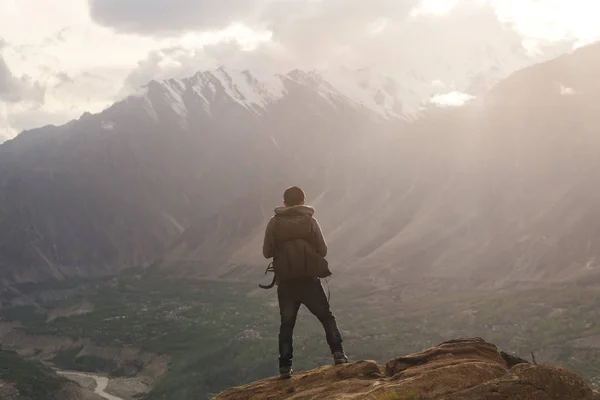 旅行者のバックパックを山のピークの上に立って 美しい夕日と渓谷の景色を楽しみます 旅行ライフ スタイルと達成成功のコンセプト — ストック写真
