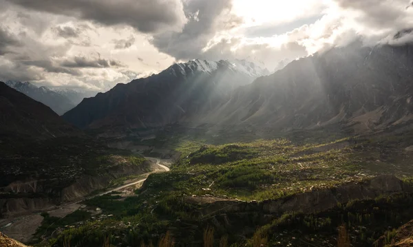 Hunza Vadisi manzara ve bulutlu gökyüzü ile parlak güneş ışığı