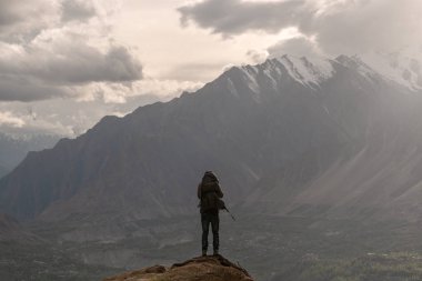Yolcu dağ tepe üzerinde duran sırt çantası ile. Seyahat yaşam tarzı ve başarı başarı kavramı