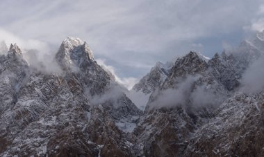 Passu Katedrali dağ tepe ile Pakistan bulutlu ve sisli bir ortamda