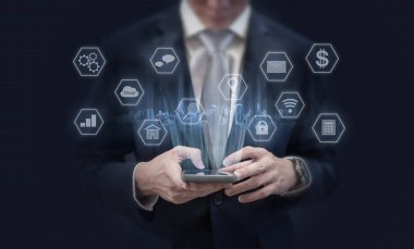 Mobil akıllı telefon ve uygulama simgeleri kullanarak iş adamı. Mobil uygulama, sosyal medya ve e-ticaret teknoloji