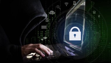 Internet ağ güvenlik sistemi. Hacker bilgisayar dizüstü bilgisayar ve teknoloji kilit ve uygulama simgeleri kullanarak siyah hoodie'ı