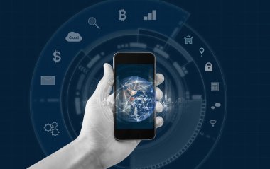 Genel ağ bağlantısı ile hareket eden smartphone kullanarak ele. Mobil internet bağlantısı ve mobil uygulama simgeleri. Bu görüntü unsuru Nasa tarafından Yayınlandı