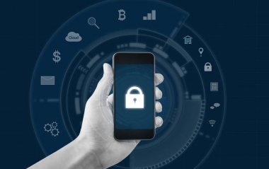 Mobil uygulama ve internet online güvenlik sistemi teknolojisi. Mobil akıllı telefon kilidi ve uygulama simgesi ile kullanarak ele