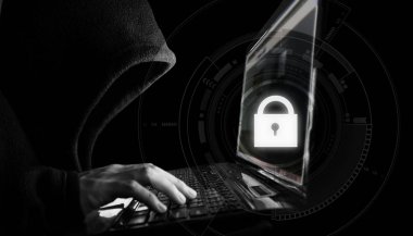 Internet ağ güvenlik sistemi. Hacker bilgisayar dizüstü kullanarak siyah hoodie'ı