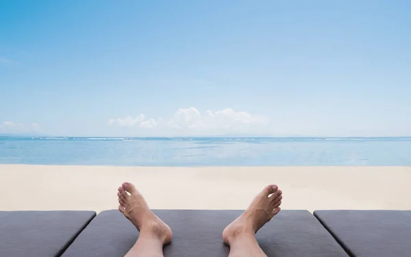 Vacaciones Verano Vacaciones Hombre Que Relaja Sillón Para Tomar Sol — Foto de Stock