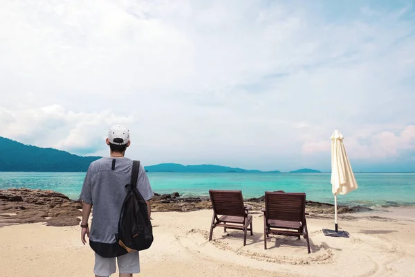 Man Backpack Standing Beach Summer Vacation Travelling Summer Summer Recreation — Stock Photo, Image