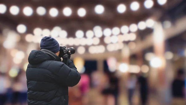 Турист Фотографирует Помещении Светлым Фоном Боке — стоковое фото