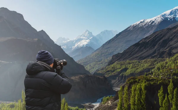 Photographer Taking Photograph Hunza Valley Landscape Pakistan Dslr Camera — Stock Photo, Image