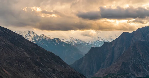 Panorámás Hegyek Tartományban Fekvő Fehér Felhős Égbolt Sunrise Pakisztán — Stock Fotó