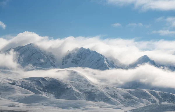 Panorámás Hóhegy Fehér Felhőkkel Kék Égbolttal — Stock Fotó