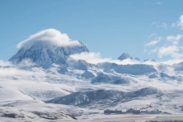 白い雲と青い空のパノラマの雪の山 — ストック写真