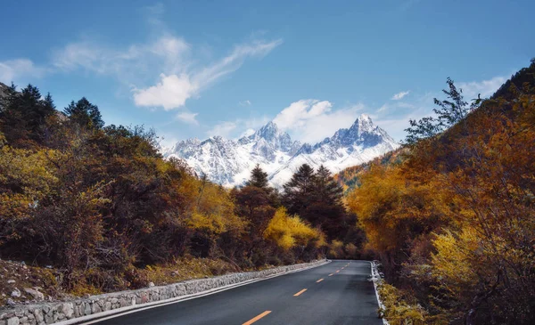 Landsväg Höst Skog Och Snö Bergsutsikt Sichuan Kina — Stockfoto