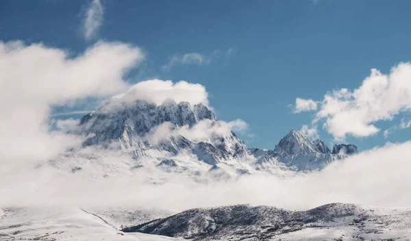 Panoramische Sneeuwberg Met Witte Wolken Blauwe Lucht — Stockfoto