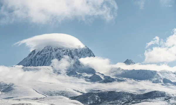 白い雲と青い空のパノラマの雪の山 — ストック写真