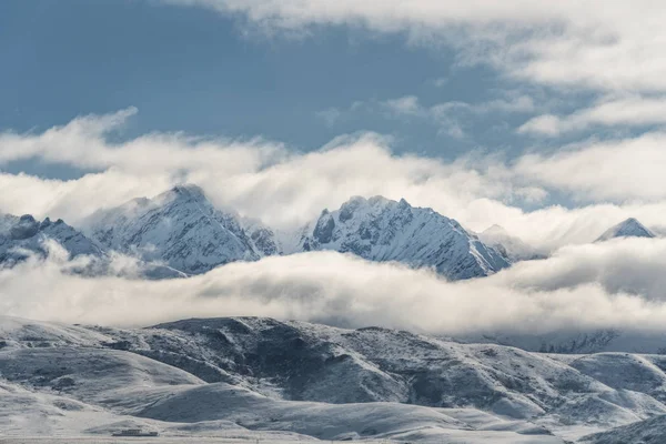 Montagna Innevata Panoramica Con Nuvole Bianche Cielo Azzurro — Foto Stock