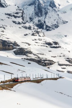 Jungfrau Dağı 'na giden tren ve kışın karla dolu yol.