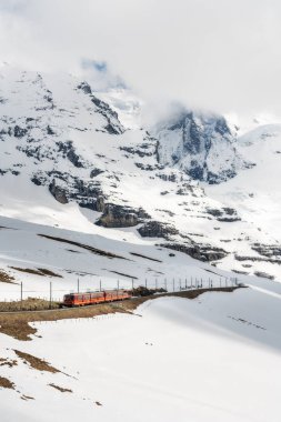 Jungfrau Dağı 'na giden tren ve kışın karla dolu yol.