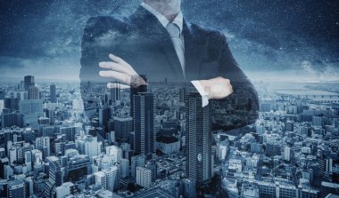 İşadamı kolu çapraz, gece mavi şehir çifte maruz