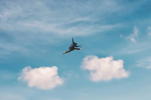 Человек Прыгает Через Белые Облака Голубое Небо Вызов Риск Свобода — стоковое фото