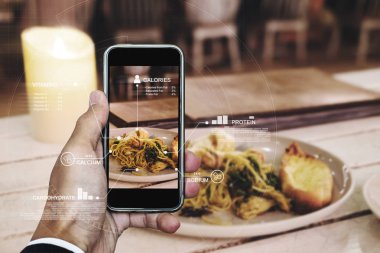 Yiyecek Tarama Teknolojisi ve Sağlıklı Yeme Yaşam Taramaları. Akıllı telefon kullanan bir adam beslenme bilgilerini kontrol ediyor